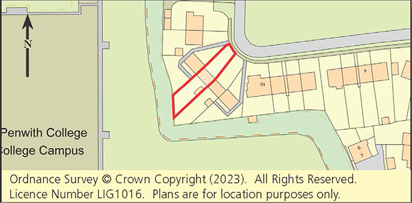 Lot: 1 - TERRACED HOUSE FOR UPDATING WITH GARDENS AND PARKING -